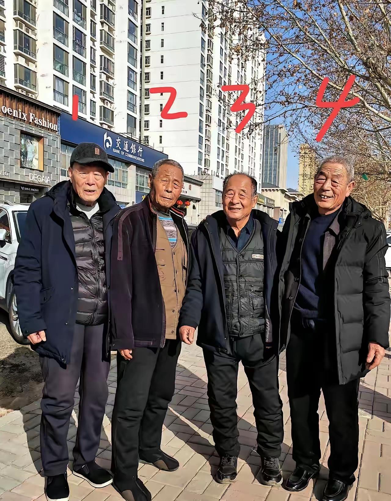 你们猜的一个都不对，是村里两套班子，村书记，村长，民兵营长，村会计[赞]哈！这四