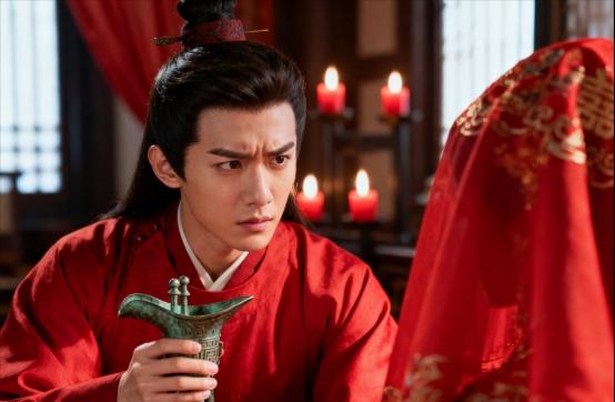 208年，曹操做主将35岁的蔡文姬，许配给22岁的董祀。新婚夜，看着这个已经生过