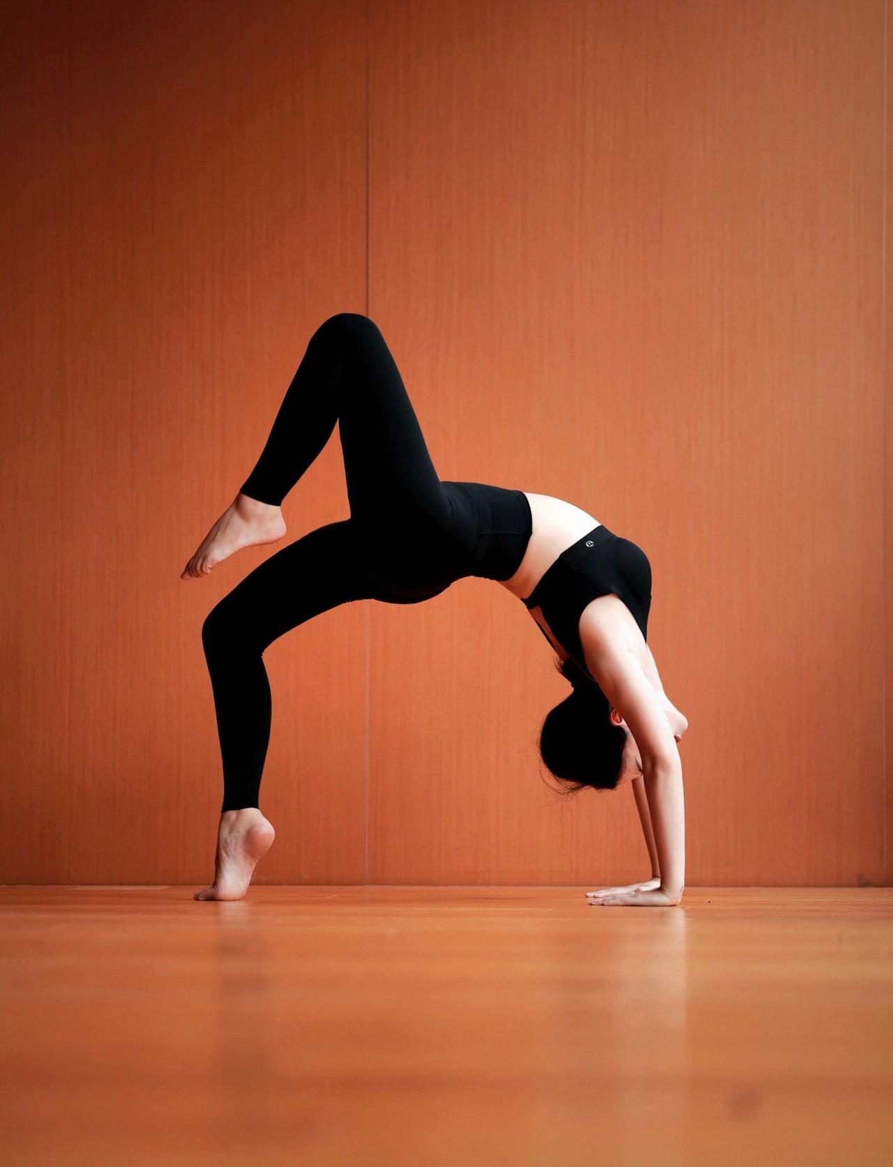 每天一个小时的瑜伽，真的是非常舒爽。
一天的紧张和压力都会在练习的过程中缓解。