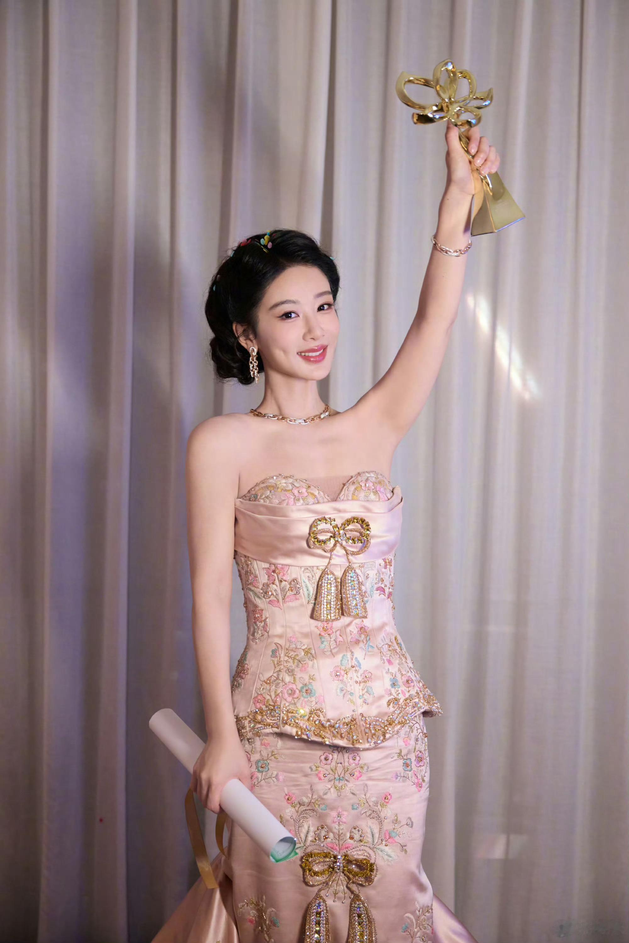 白玉兰自己也在回味杨紫四提白玉兰终获视后，事后谈起白玉兰领奖时刻依旧沉浸回味之中