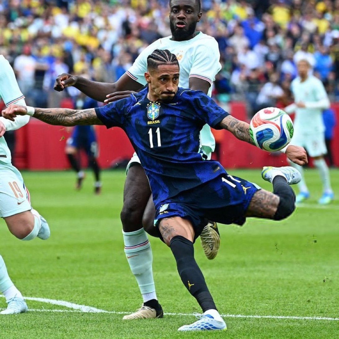 TNT：拉菲尼亚在对阵法国的比赛中因右大腿肌肉疼痛而被替换下场，是否受伤今天接受