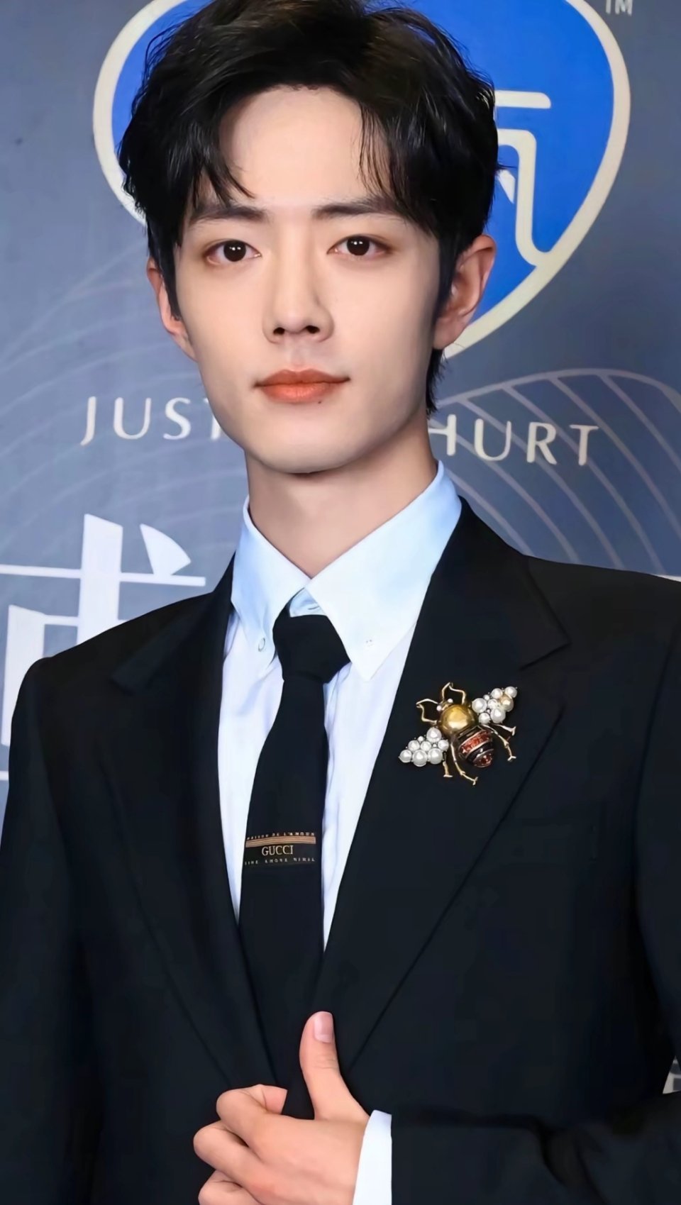 肖战肖战盛阳肖战 肖战工作室 怀着爱意  带着虔诚  保持温柔  追逐梦想” ?