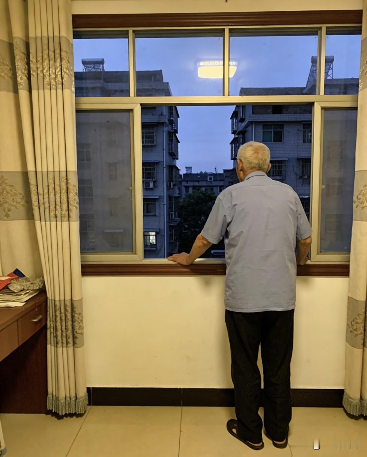 一位九十五岁的老人说：“不要追求什么大富大贵，大富大贵的背后是大灾大难，人应该像