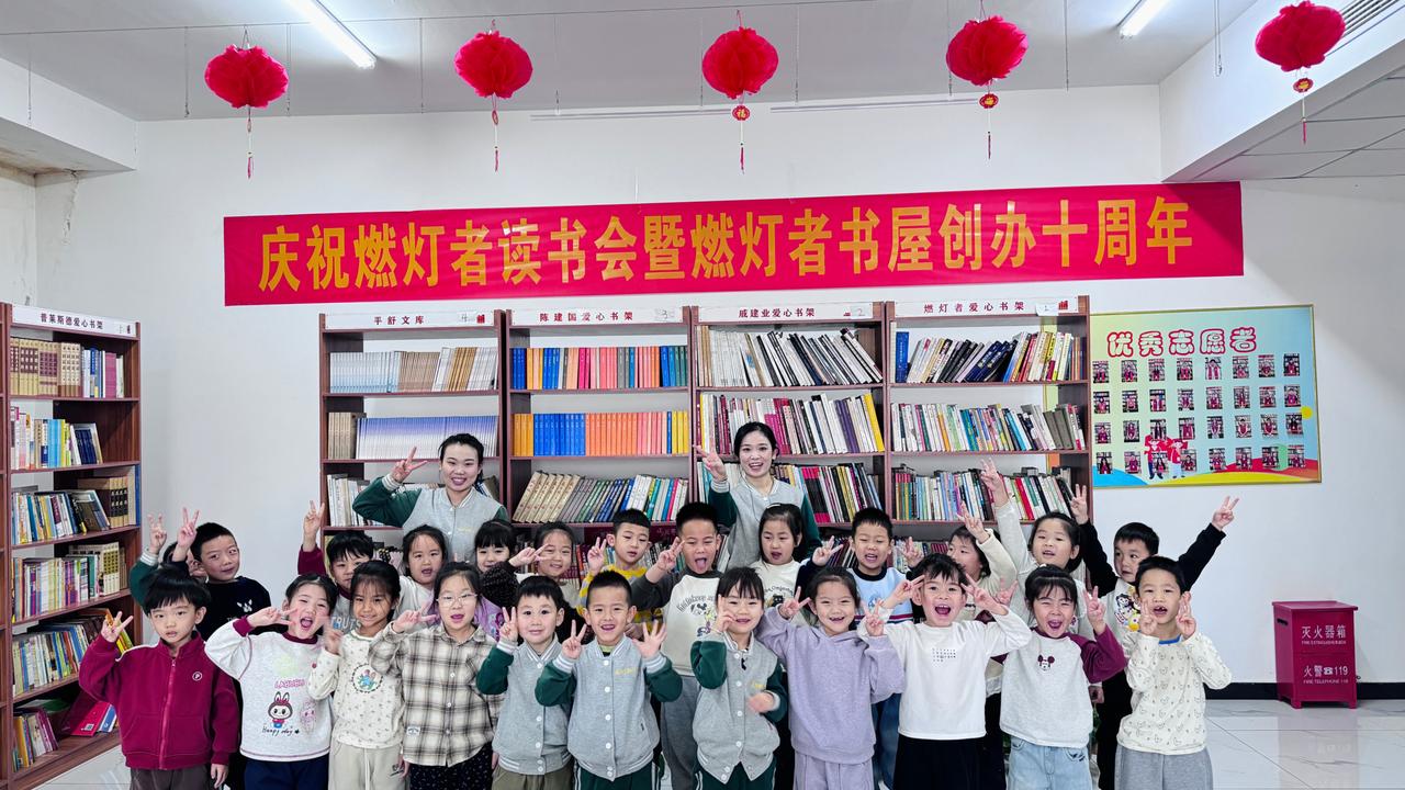 刚刚梦见作家、学者周国平老师光顾燃灯者书屋，来到后，指挥读者把书屋的书架、图书及