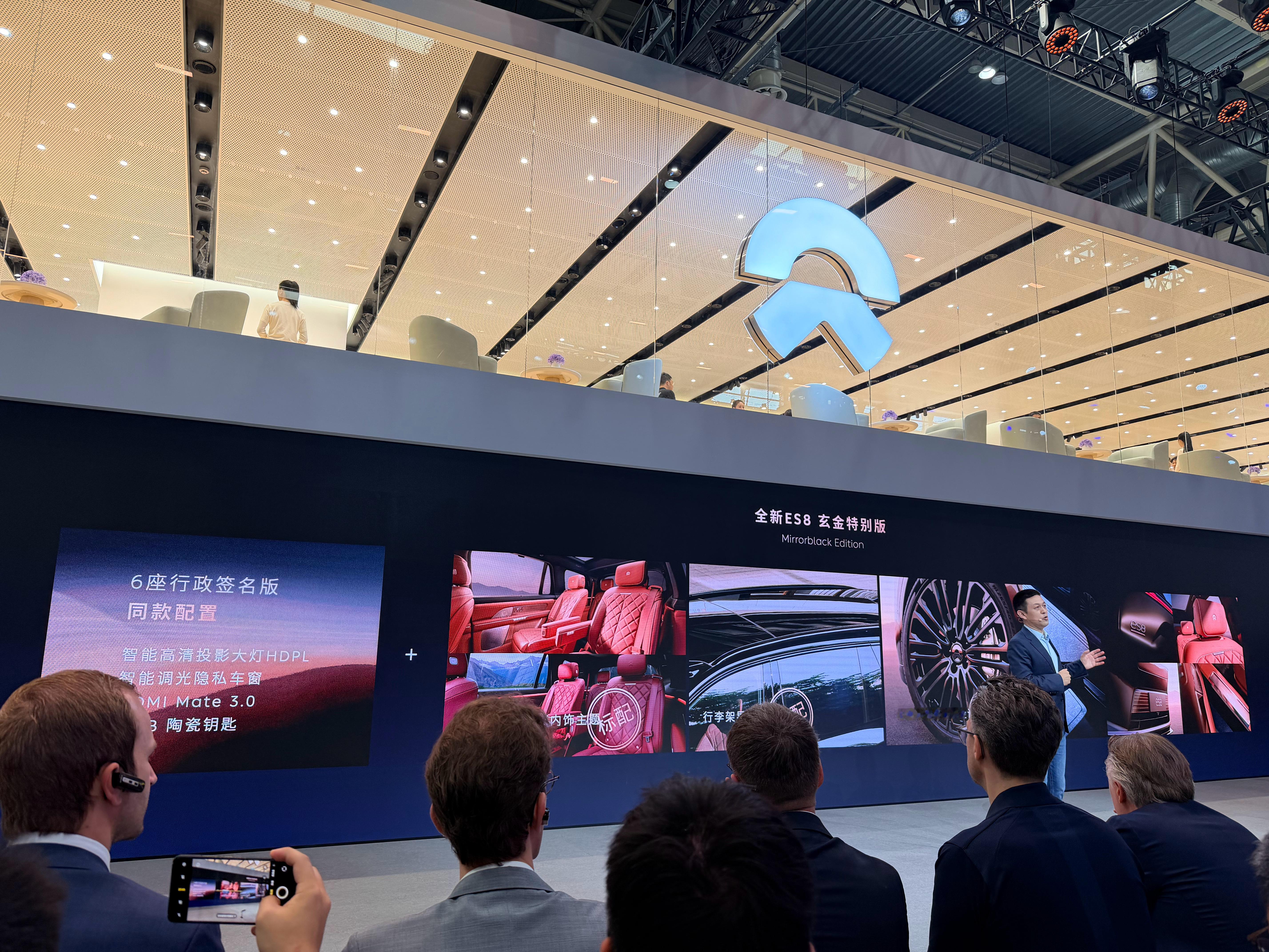 全新ES8炫金特别版，新的外饰设计，还有新内饰雅丹橙，可惜我的黑色买早了。炫金特