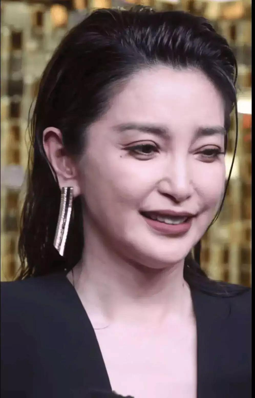 51岁的李冰冰在2026年初品牌活动中自然出镜，引发对美与老去的思考。曾几何时，