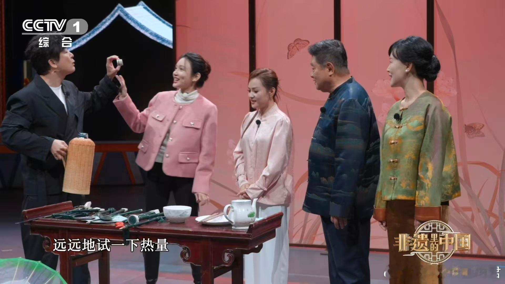 中国杂技看呆了姑娘用生活用品演杂技 看呆了！王娜娜用牙齿撑起整个舞台！竹扦咬合间