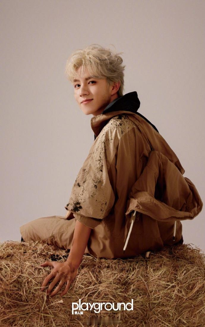 #赵一博小兔子造型##赵一博男人装生日刊封面大片#赵一博在男人装生日刊封面的小兔
