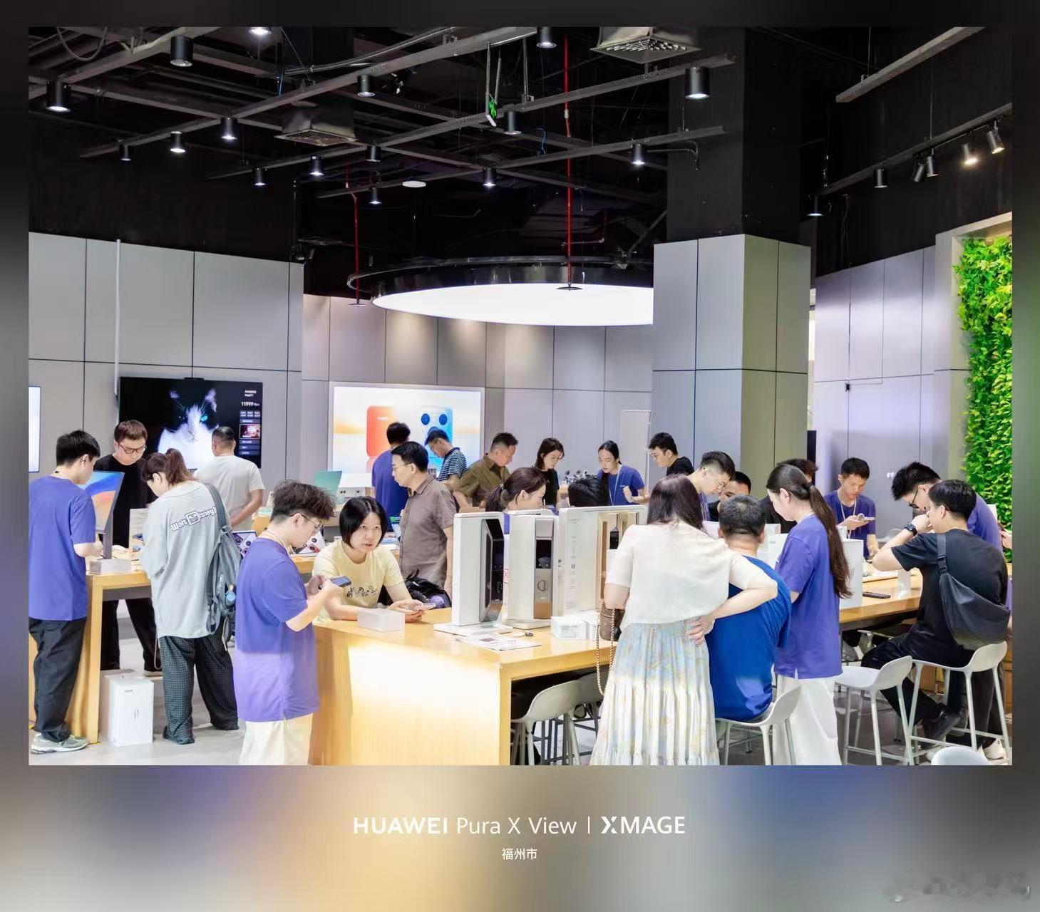 华为阔直板开售线下门店大排长龙华为阔直板太受欢迎了！华为Pura X View正