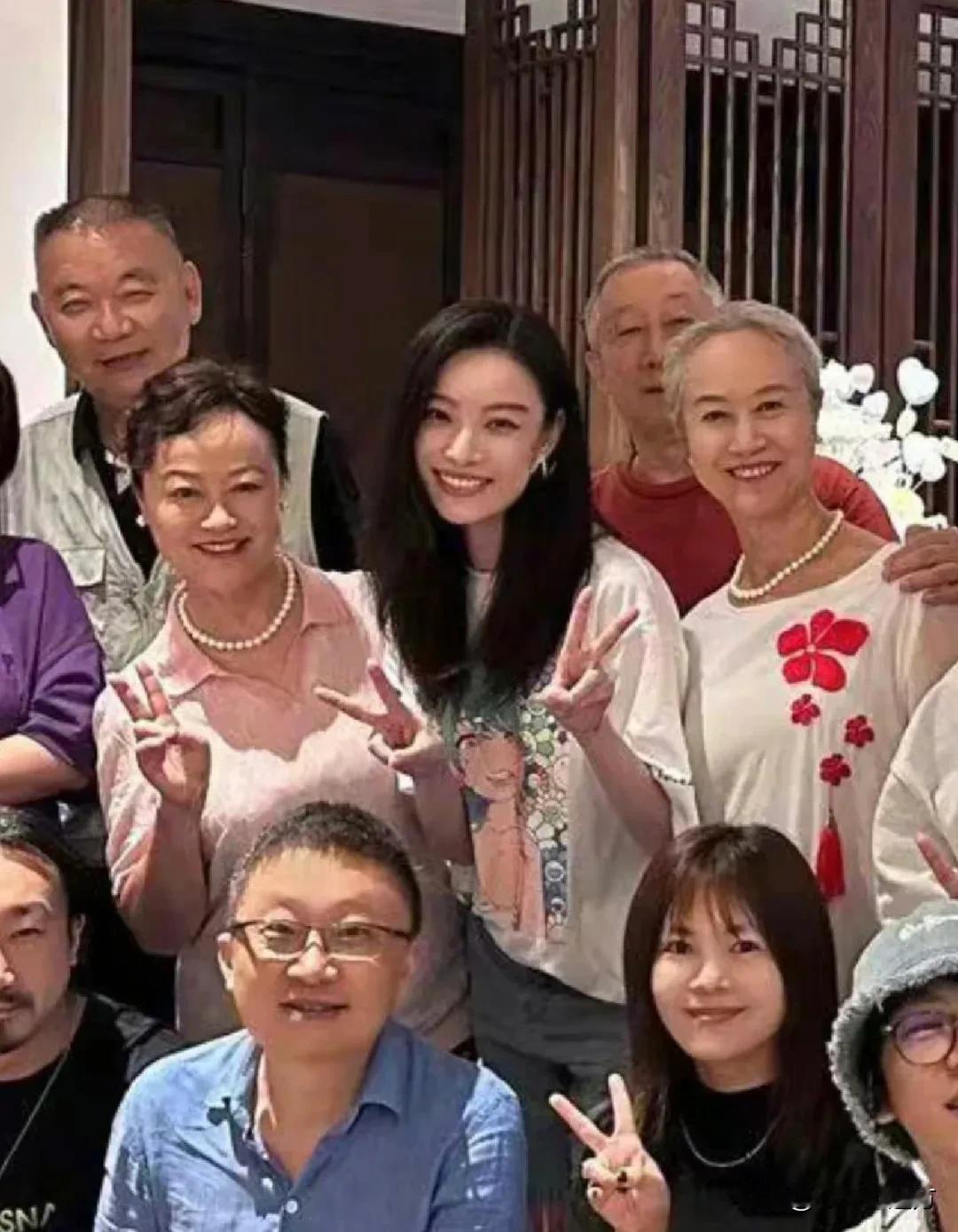 倪妮全家都戴珍珠！一个比一个大…
倪妮的珍珠首饰款式也太多了吧！每一次出镜的都不