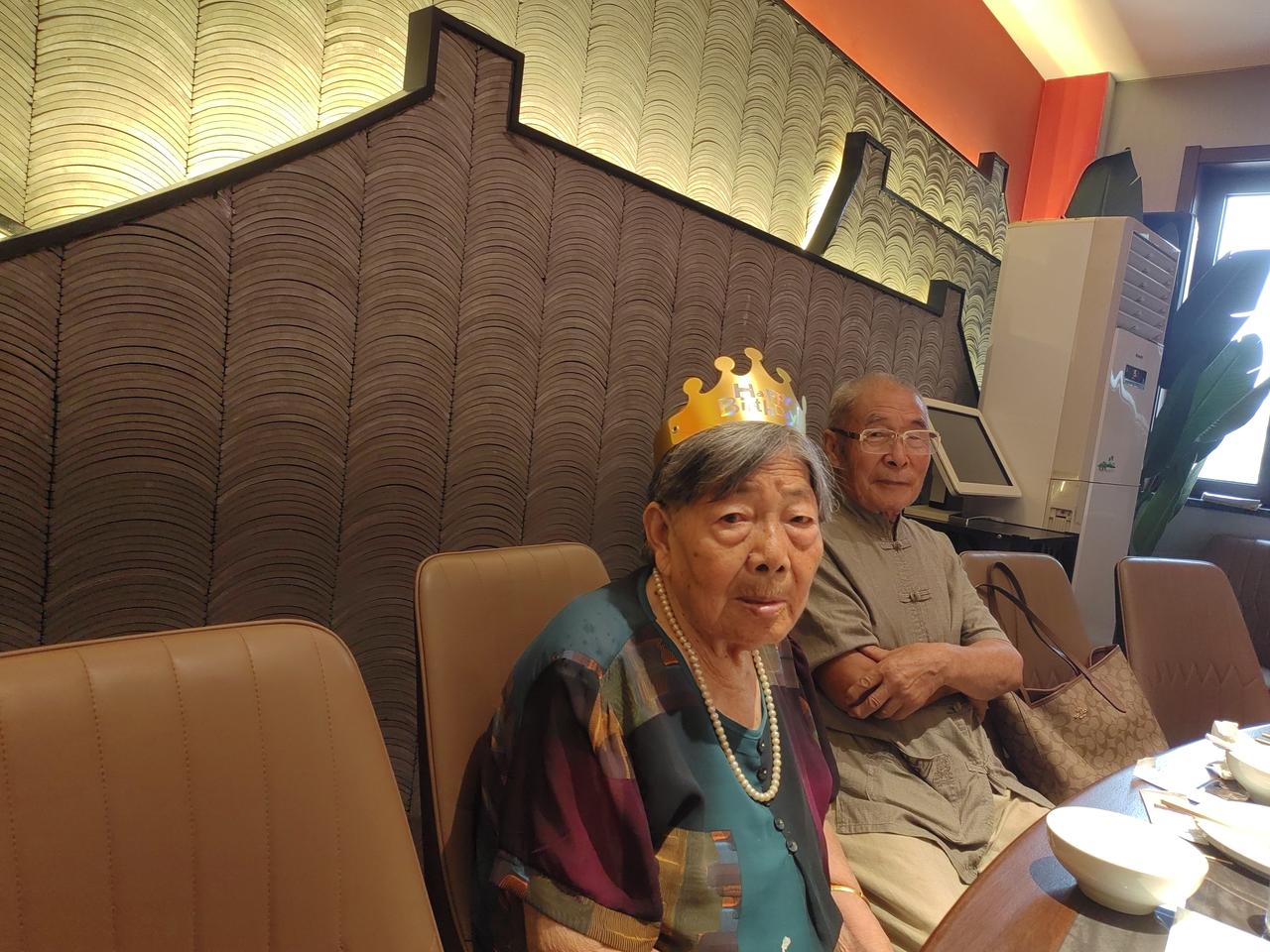 祝老妈生日快乐，宴会圆满结束。
     老妹妹妹夫花钱宴请一家人，老妹妹女儿女