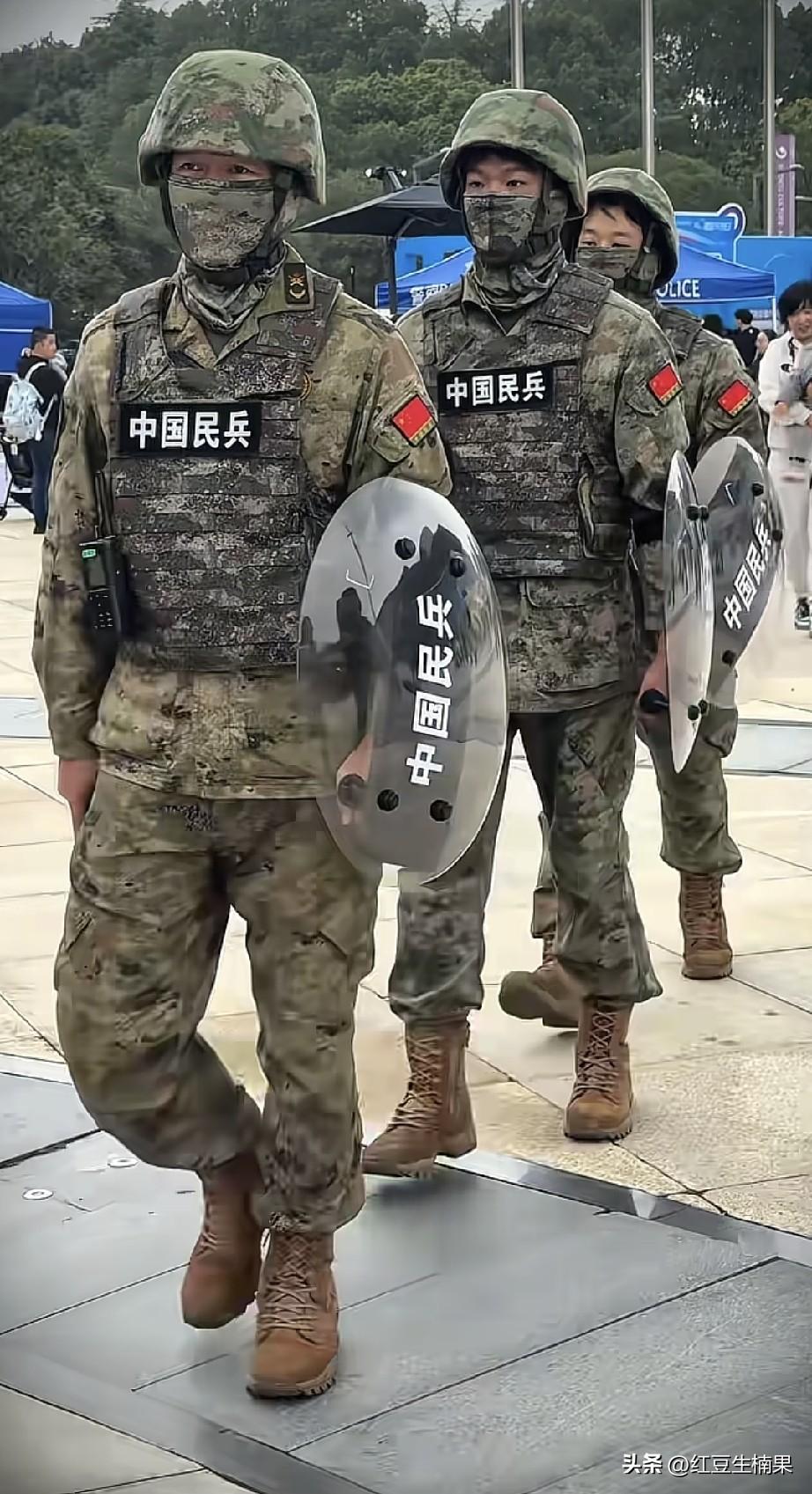 现在民兵的装备也这么好了吗？还能徒步三人小组巡逻警戒。
这身装备可谓非常的高大上