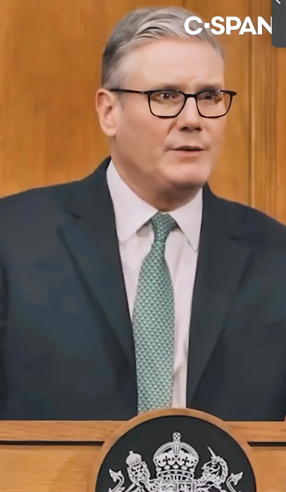 英国首相凯尔。斯塔尔默19号与特朗普总统决裂，特朗普威胁要对欧洲盟友征收关税，直