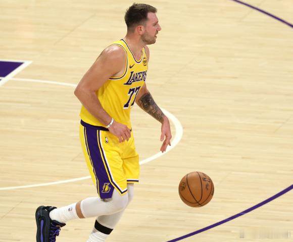 NBA常规赛，湖人对阵森林狼。末节比赛还在继续，东契奇已经得到45分10篮板8助