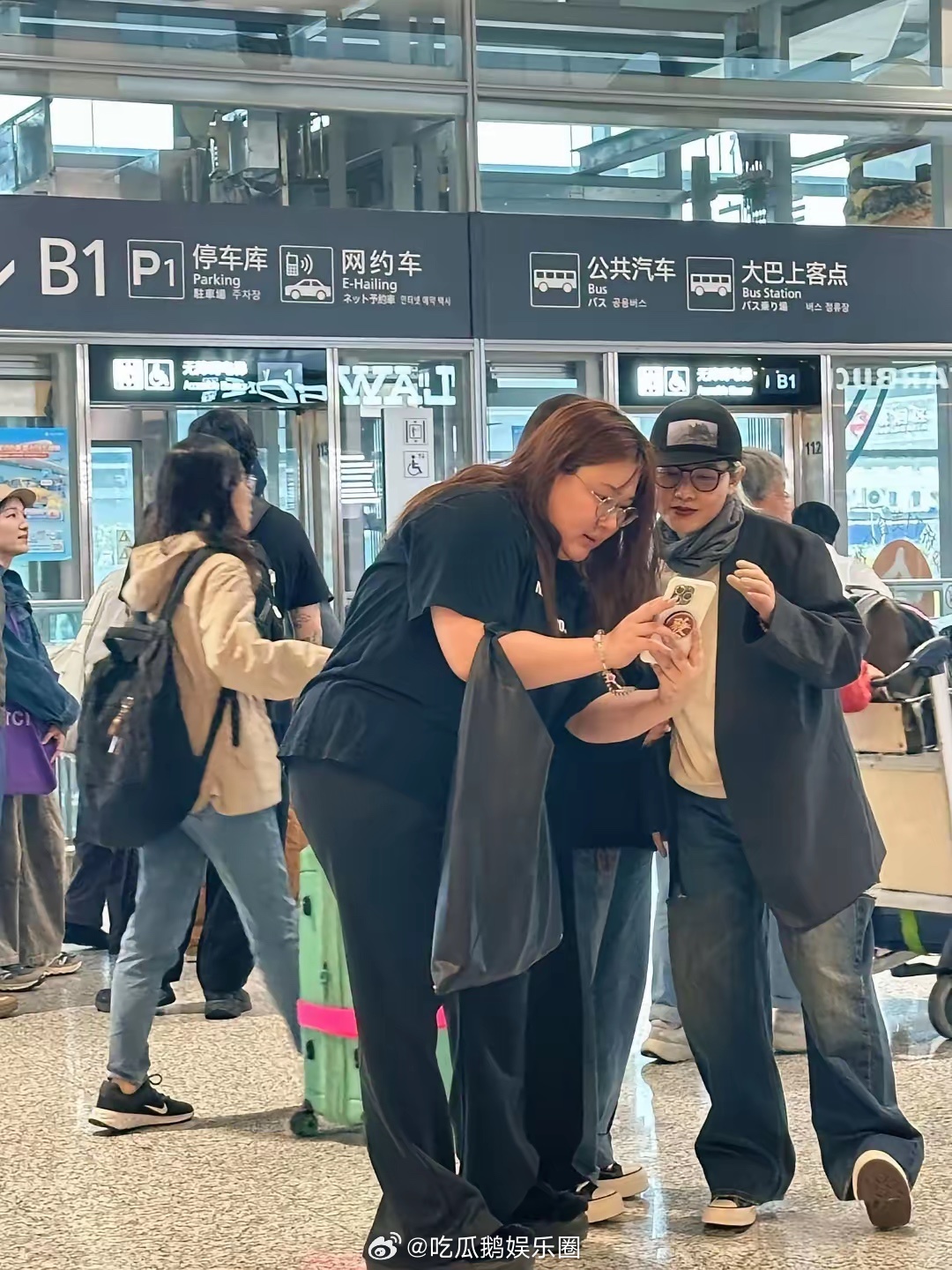 范晓萱在上海机场被偶遇，她现实中真人看起来好年轻，个子挺矮的，穿衣打扮时尚！ 