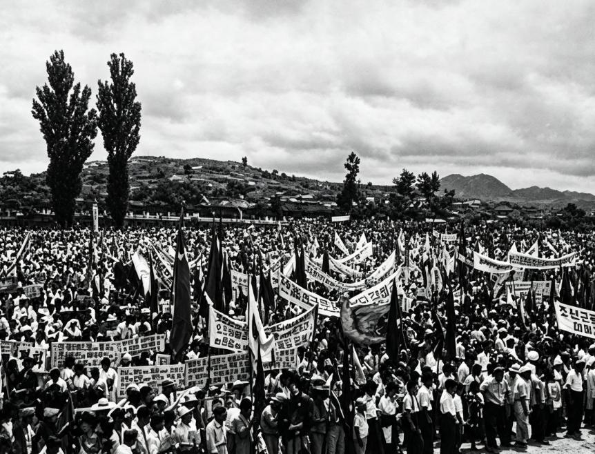 1953 年 7 月 28 日朝鲜开城庆祝朝鲜停战的珍贵历史照片

1953 年