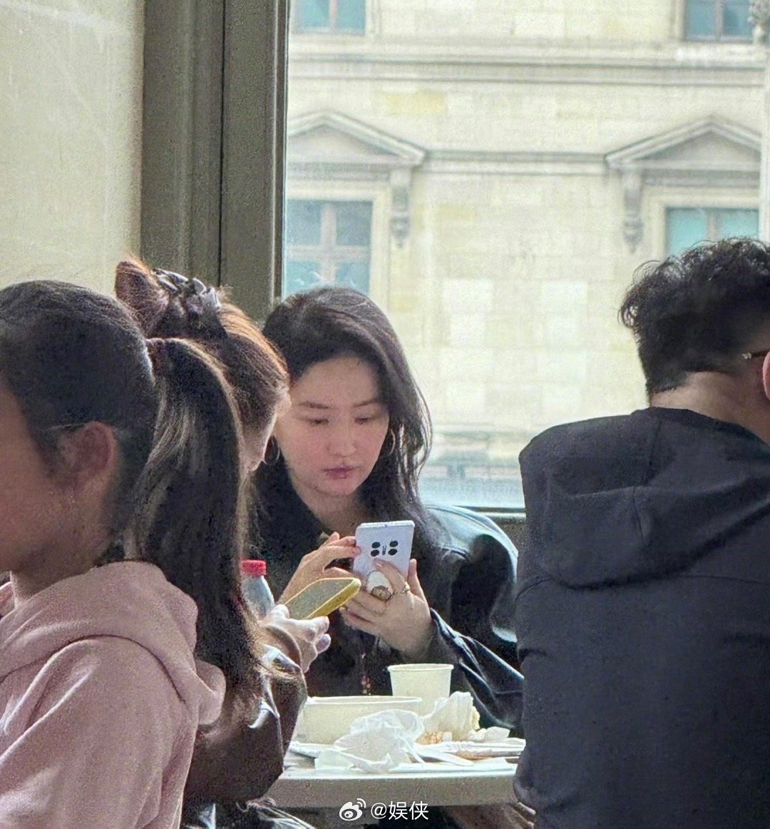 网友在卢浮宫餐厅偶遇素颜刘亦菲，状态松弛又好看，生图颜值依旧很能打 