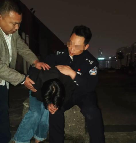 脸都不要了！成都一男子喝醉躺别人车里睡觉，民警好心叫醒他，谁知他突然发飙，不仅发