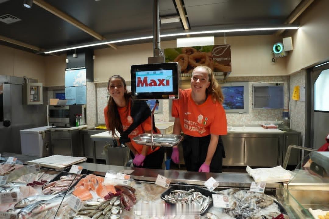 女排科内利亚诺 漂亮的科内姐妹花们超市“打工”记🟠 