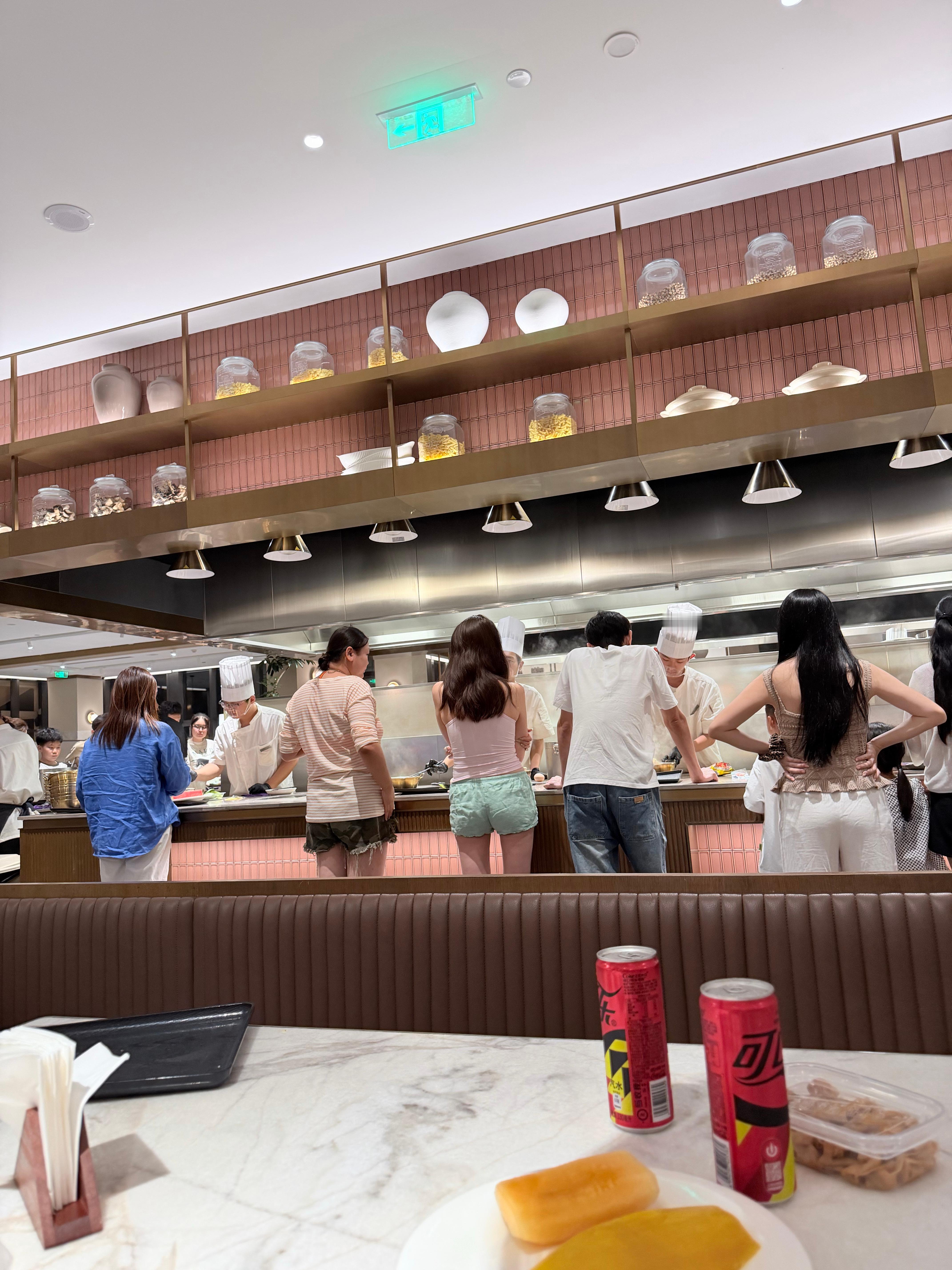 阿那亚的深夜食堂太火了…晚上11点门口排队进，屋里排大队等着煮面。一袋火鸡面，一