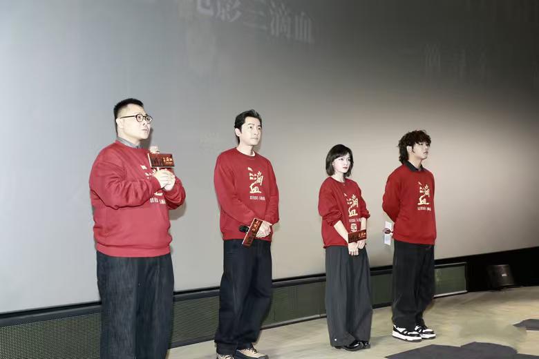 国产电影终于敢拍这个了！《三滴血》一上映，朋友圈全在哭！  
胡歌演一个找儿子快