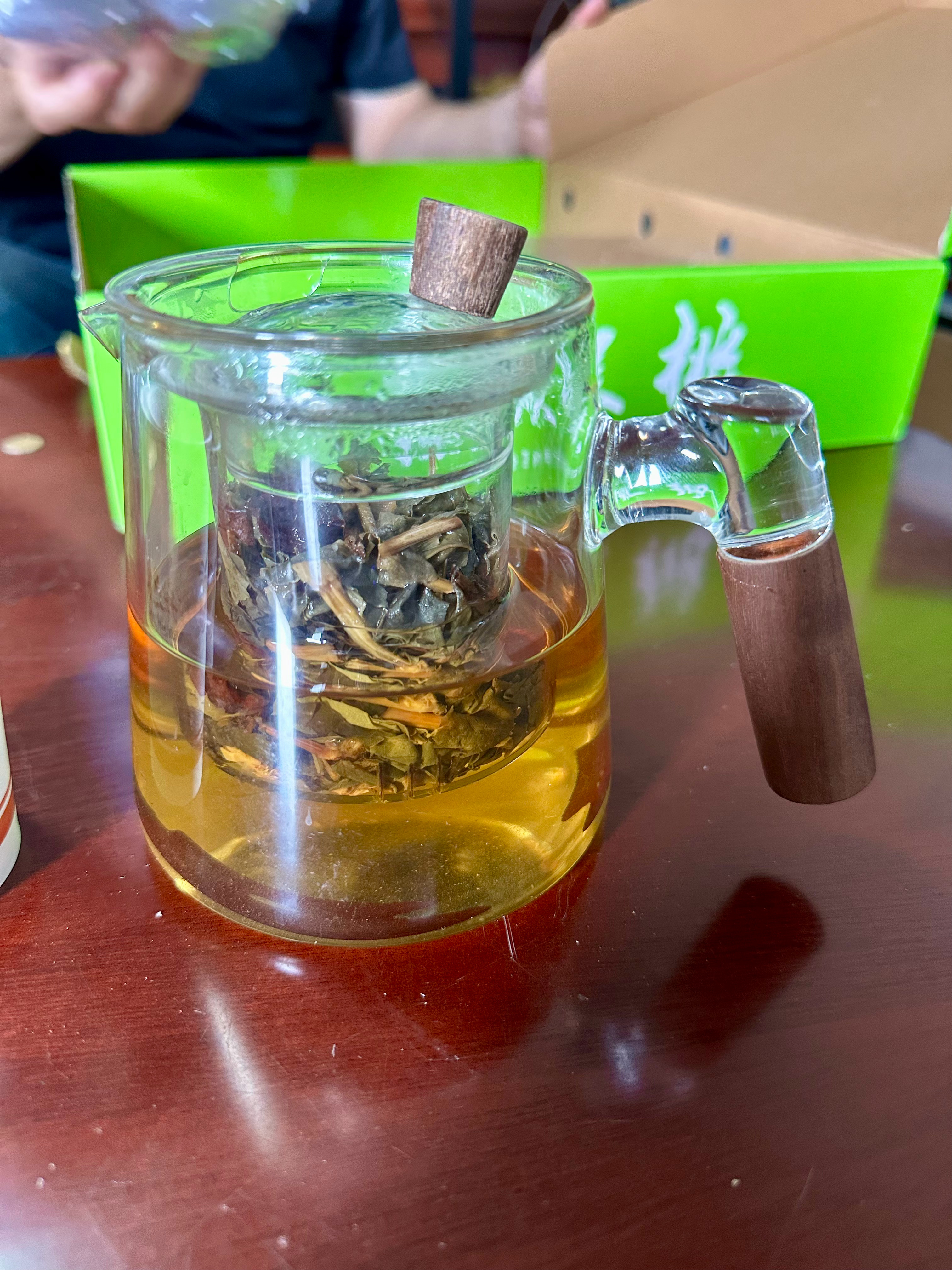 约人谈事，对方给我沏了折耳根茶，无腥味，极像胖大海泡水味道，与新鲜折耳根完全两码