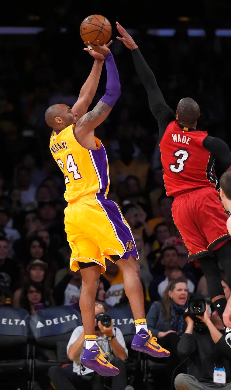 【韦德：全明星上让科比骨折后向他道歉 他说他就喜欢这种对抗】近日，韦德在自己的自