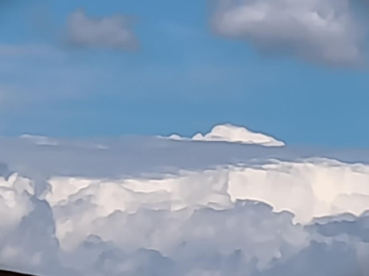一张相册里随手拍的天空天津滨海新区天空随手拍。