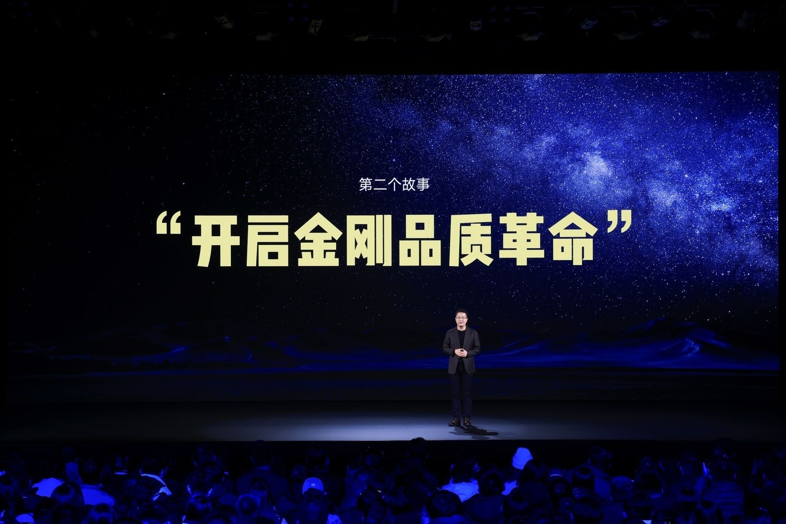 #入职7天大受震撼# 卢伟冰刚入职Redmi，负责的第一台手机就是第一代小金刚R