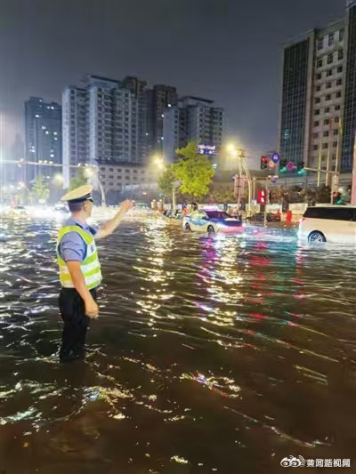 【太原交警雨中用身体当路标引导通行】晋善晋美近日，一场暴雨突袭太原市，部分路段出