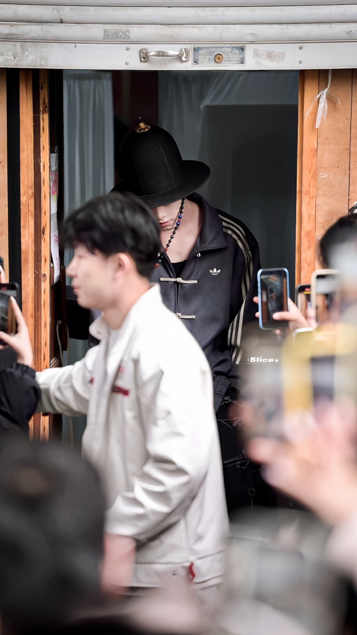 何与何与窈窈有期妆造 何与窈窈有期出妆路透 明制珠链大帽造型帅！ 