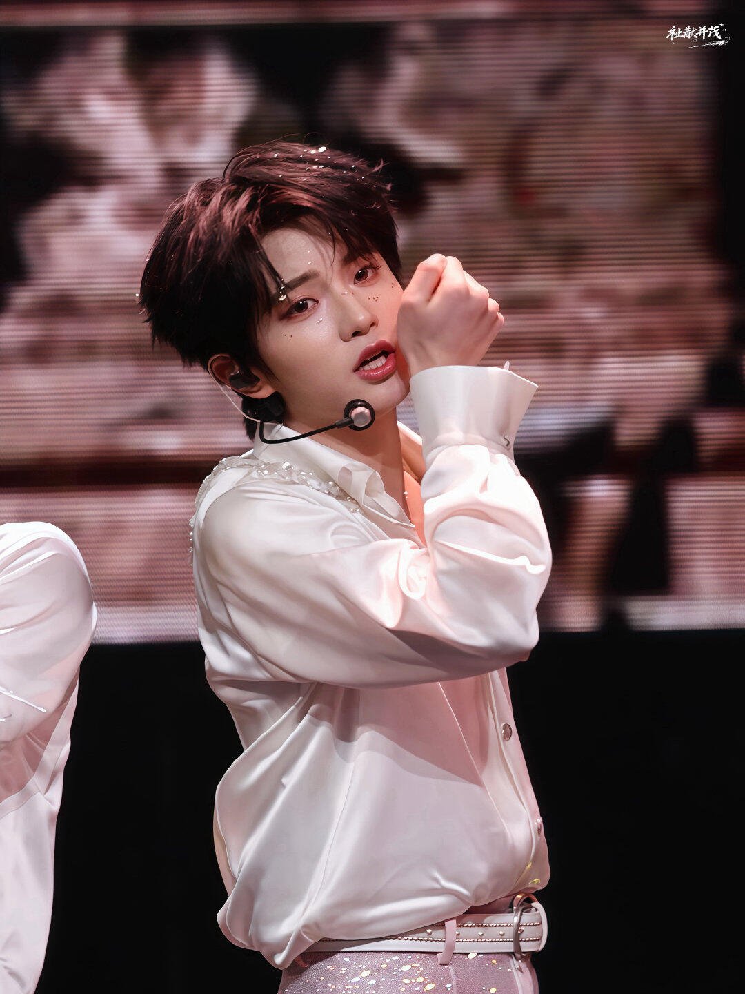 穆祉丞高会穆祉丞高会更新🤳 又瘦了，颜值太扛打，少年感绝了！