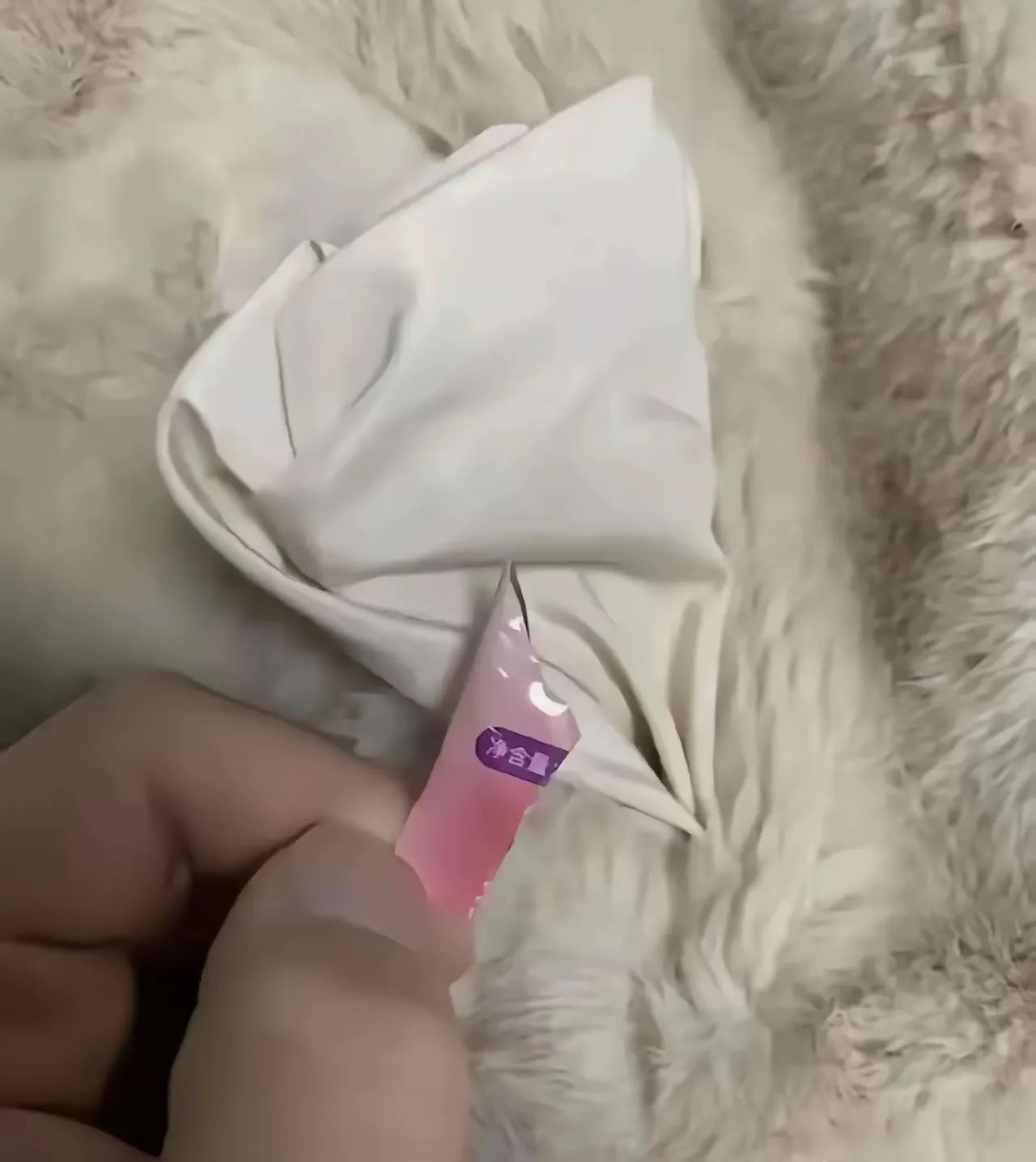 网友:
心慌了！给女儿洗外套，看到了这个玩意，实在想不明白，要不要问问她？？