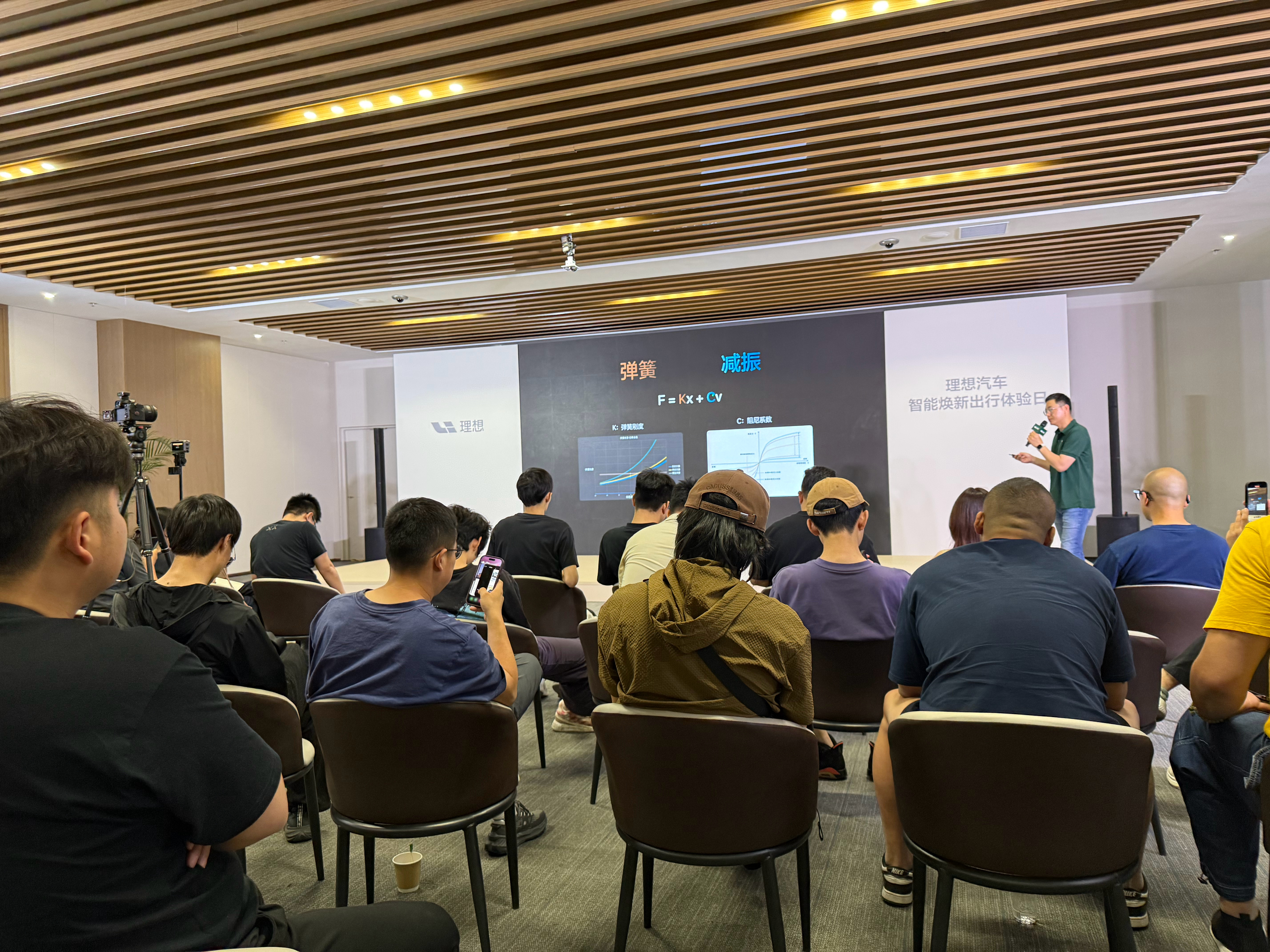 听完新L9用了双腔双阀介绍有点期待明天试驾了[doge]，双腔大家已经听得多了，