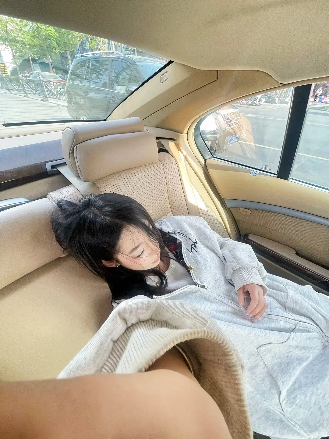 今天阳光真好 可以和我一起散步吗？