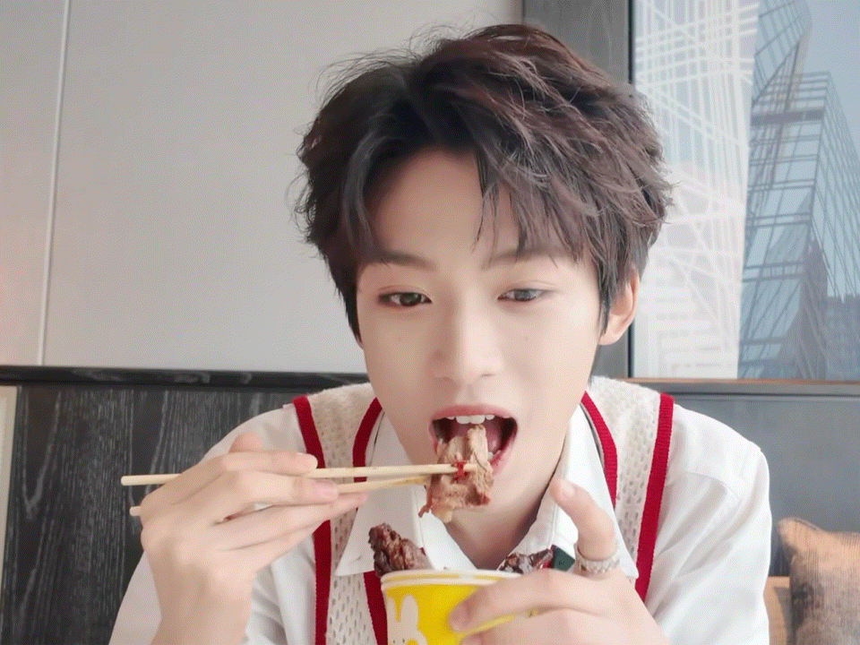 梓渝开个吃播吧。。看他吃东西好有食欲啊！