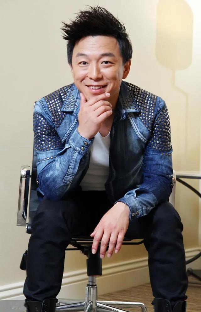演员，黄渤说，有一次我去机场，后面突然一巴掌拍在我身上，给我吓一跳，对方说你干嘛