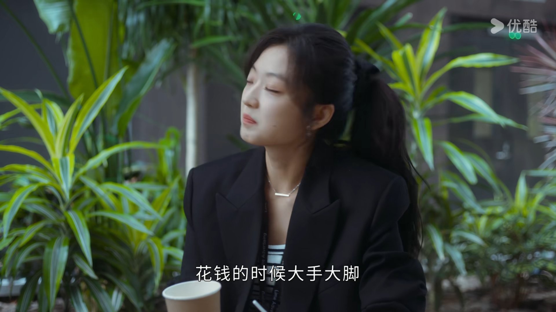早春晴朗看了9集了，孙千没有穿过一套好看的衣服。我能想起来的最好看的一套还是软广