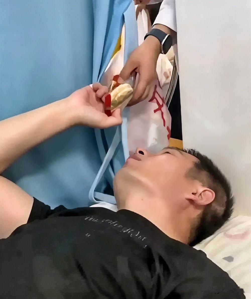 植物人躺了8年刚醒，第一件事就是偷零食给老婆，这才是刻在骨子里的感情！

河南，