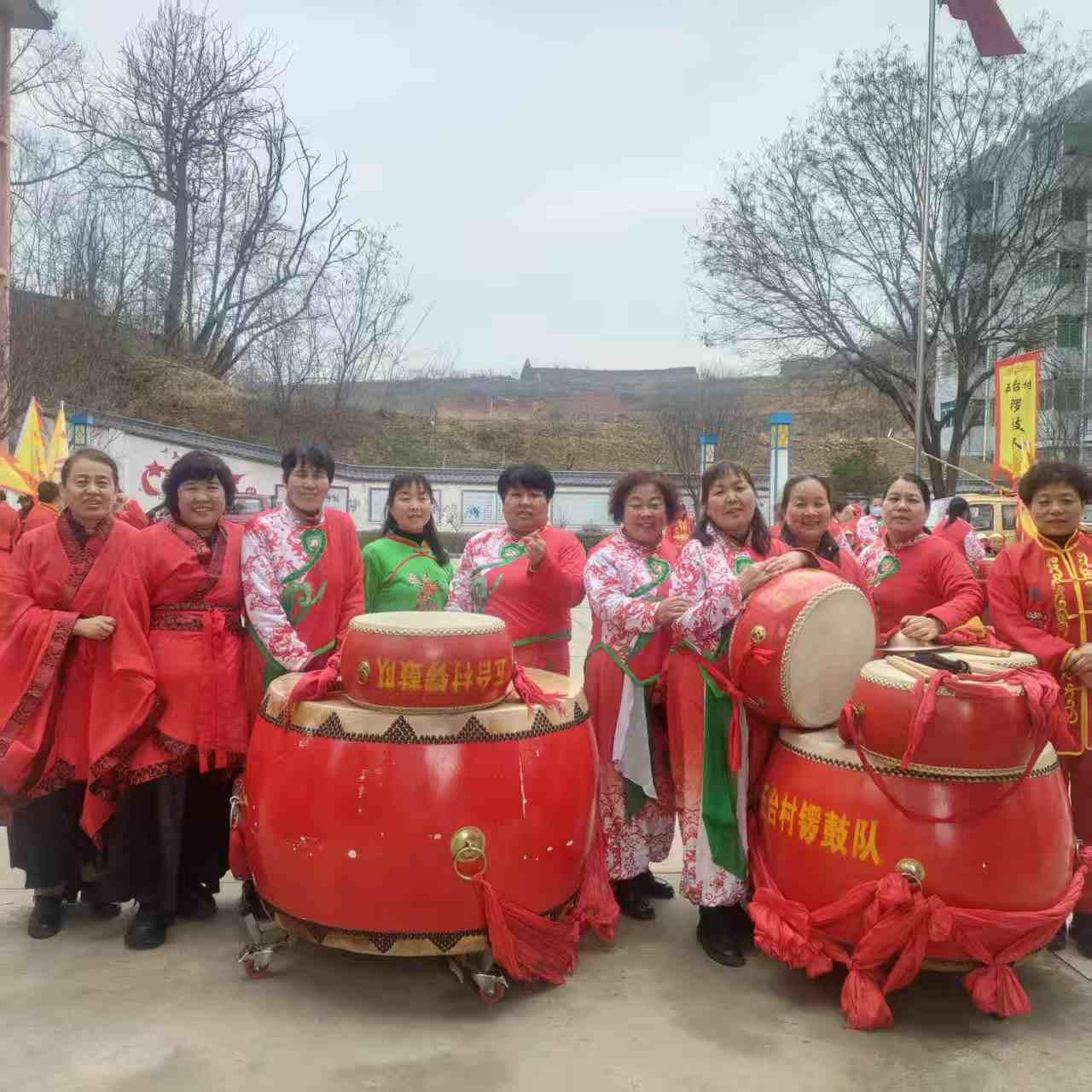 2. 一身红装赴春约，千面锣鼓庆元宵，乡村大舞台上，我们用热情敲出最浓的年味与欢