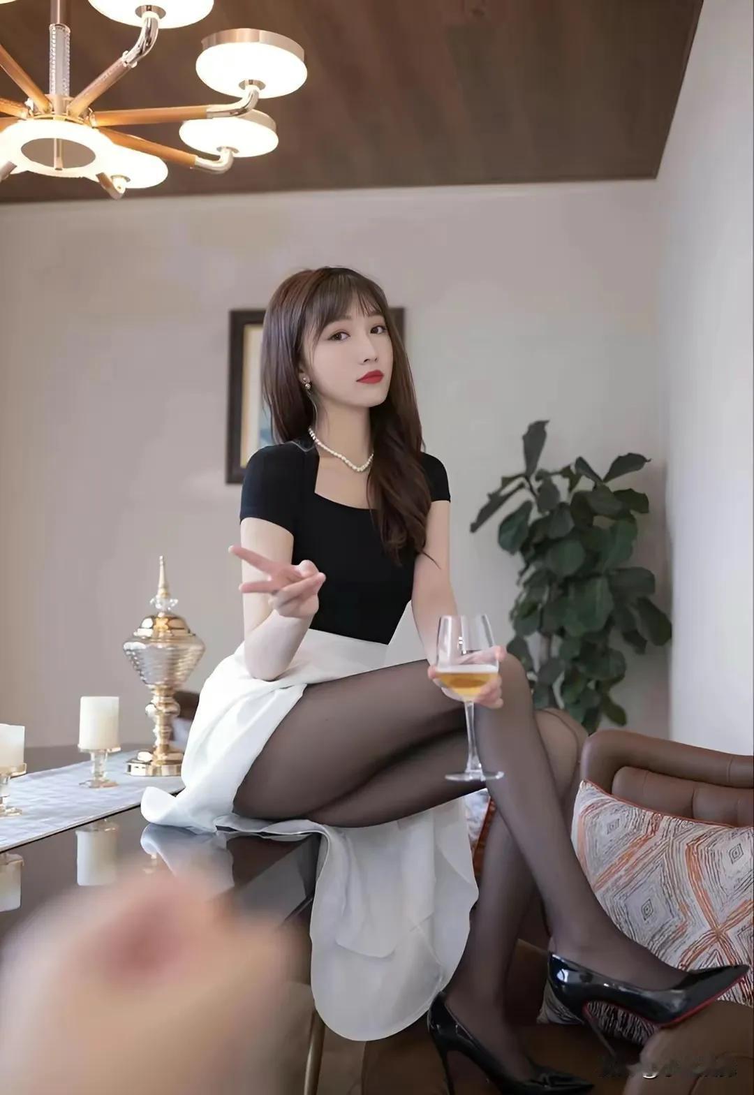 大美女萱萱，黑衣白裙，波浪长发