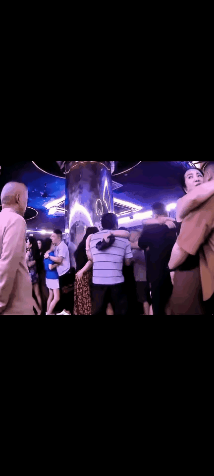 这种舞适合老年人跳，动作轻柔，而且有人陪伴不孤独，我也喜欢。