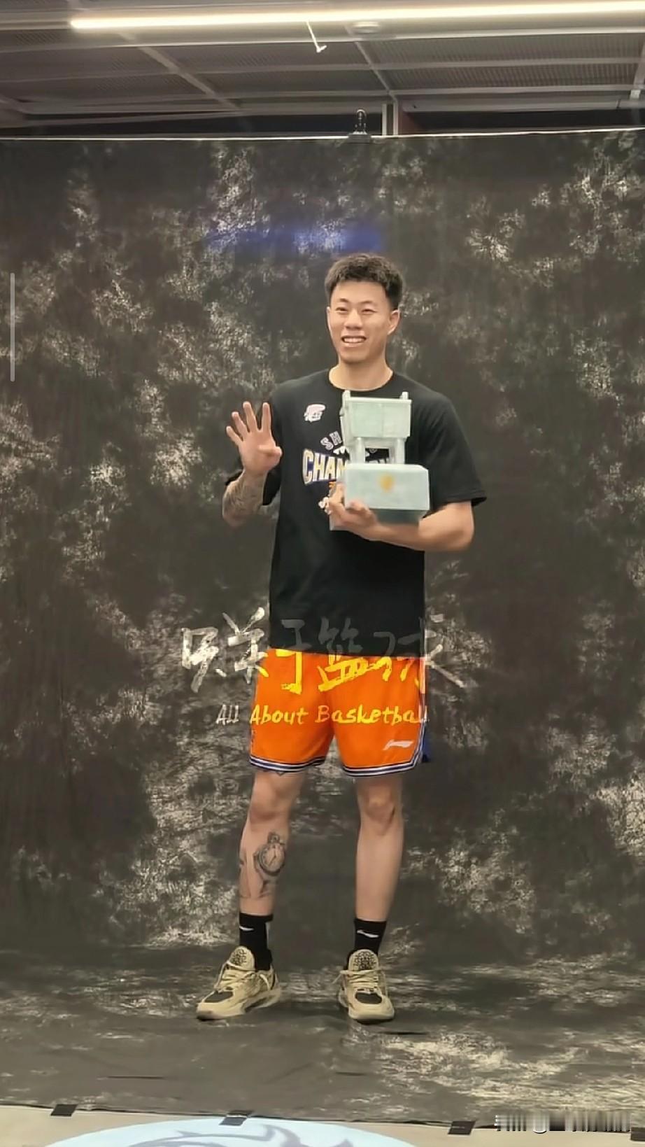太逗了，张镇麟示意摄影师不好意思，你这是第四冠！

上海队夺冠后拍摄冠军照，摄影