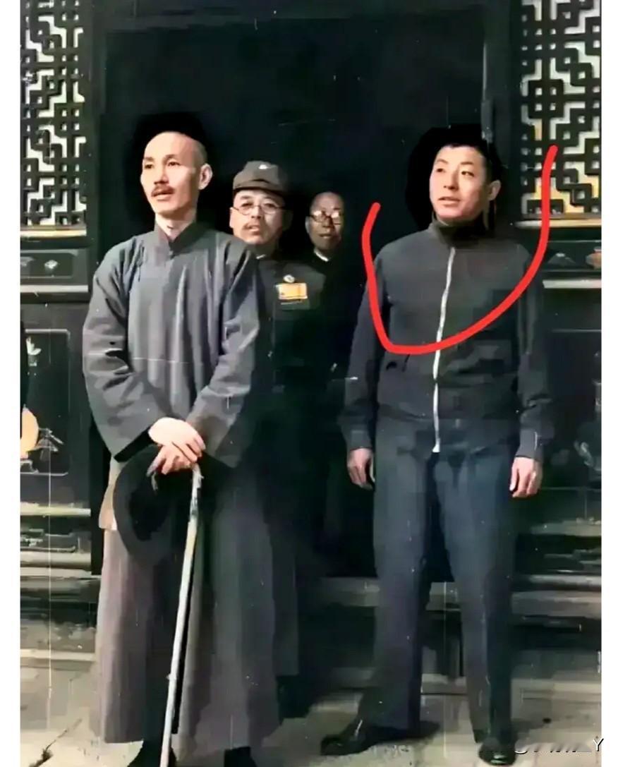 这是当年张学良和蒋介石在西安的一张老照片，都说张学良长得帅，这么看也不过如此..