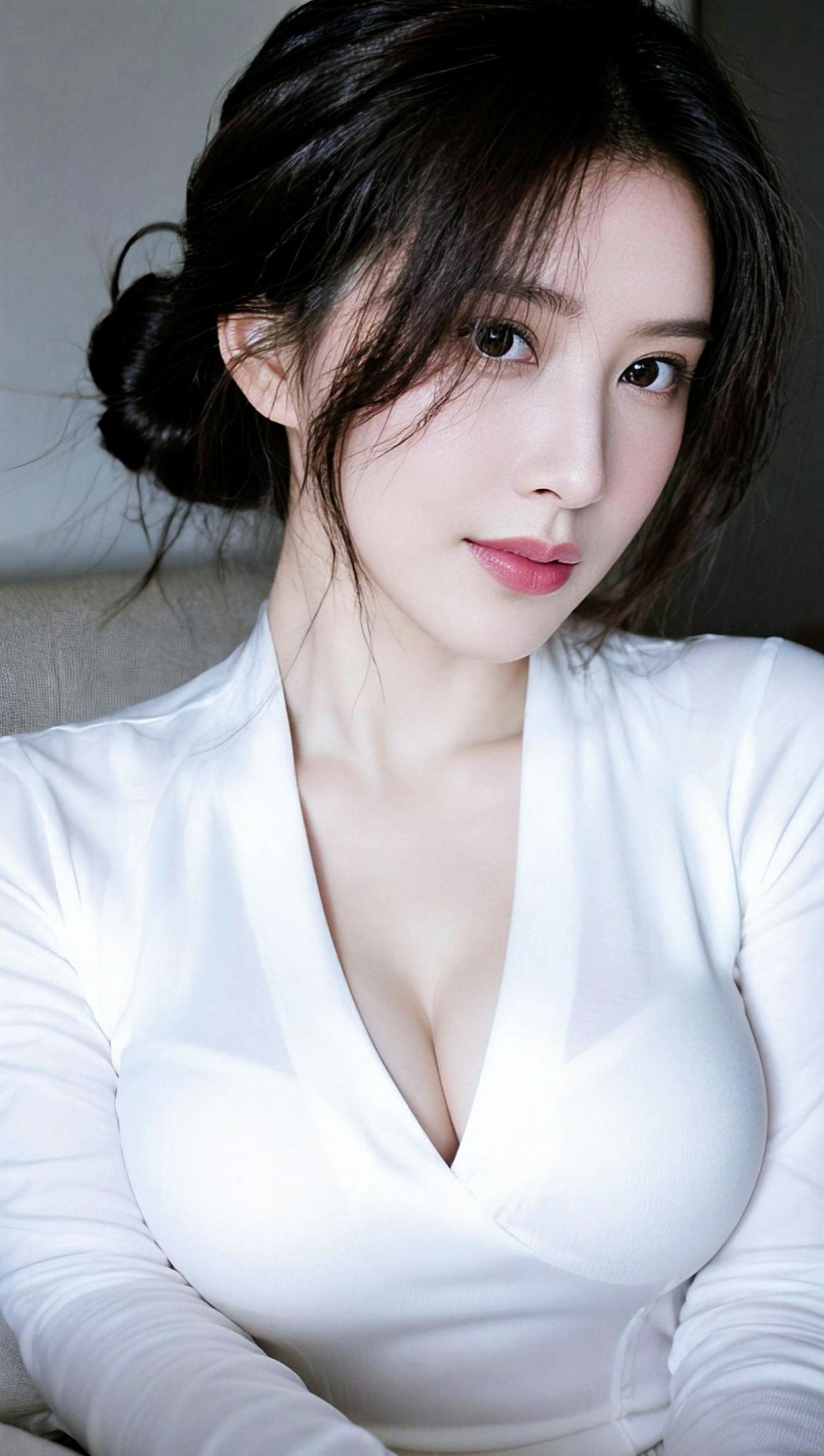 人生若只如初见，何事秋风悲画扇。AI丰腴写真 随变ai随便玩 高冷女神 思念的人