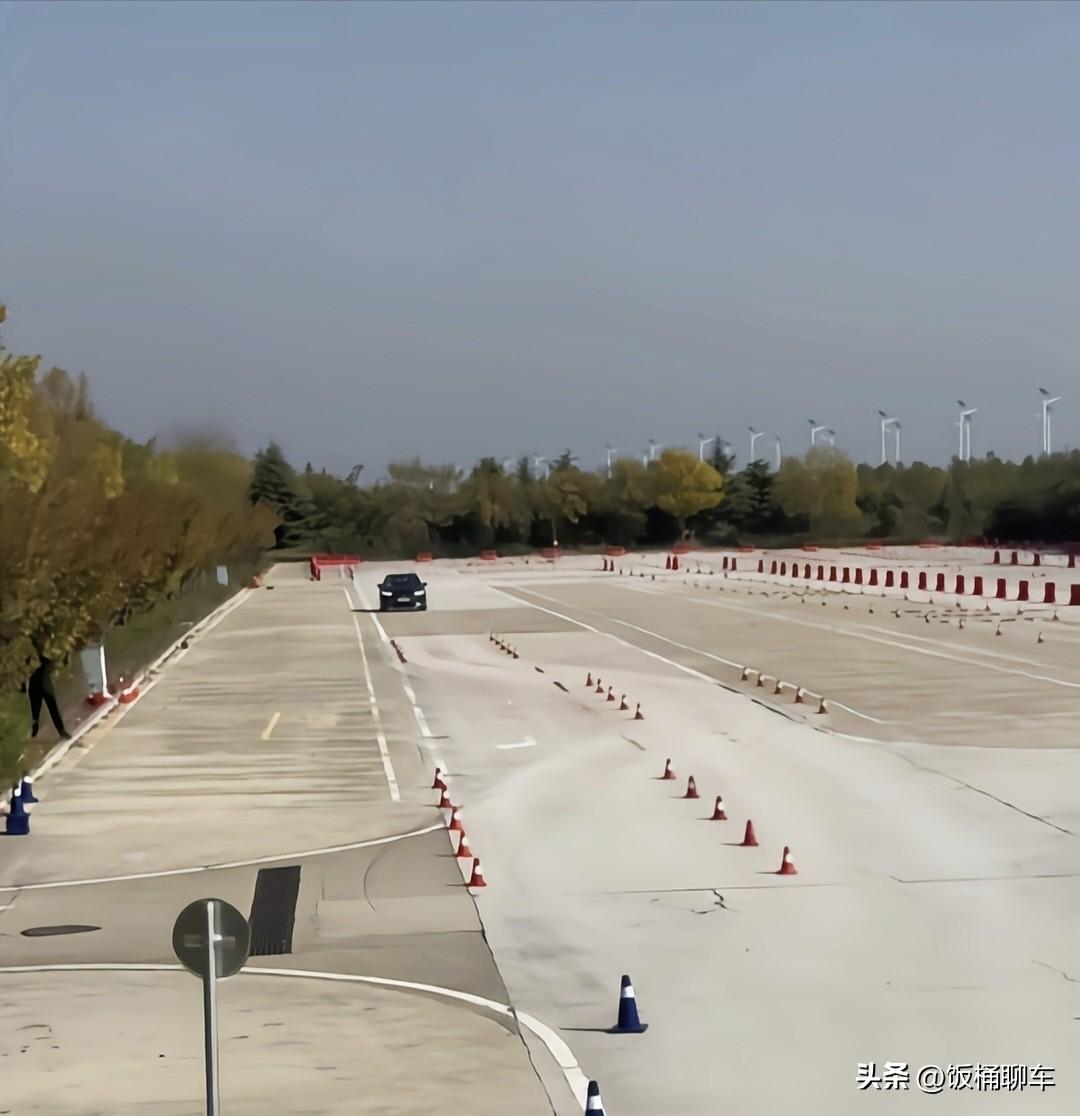 某车在麋鹿测试中绕桩时被甩出车道外，却称这是非专业测试机构所为，还打算追究责任。