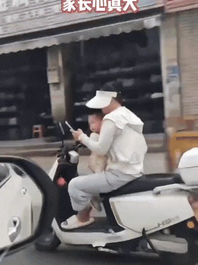 道路不会宽容分心，
成长不会等待回头。
每一次低头，都是一段路的盲区；
每一次分