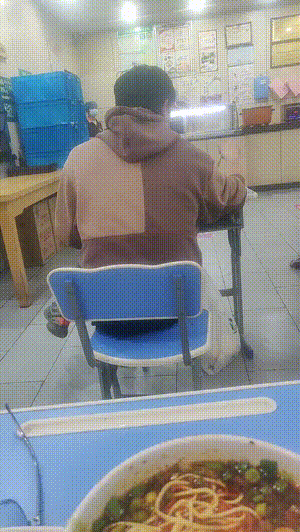 就怕老板娘来一句：吃个牛肉面不要东张西望，好好吃！ 