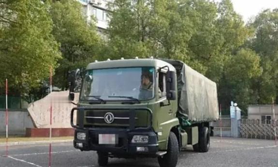 军车为什么几乎都是柴油车，而不用汽油车和新能源车呢？这就是战场生存法则，柴油车就