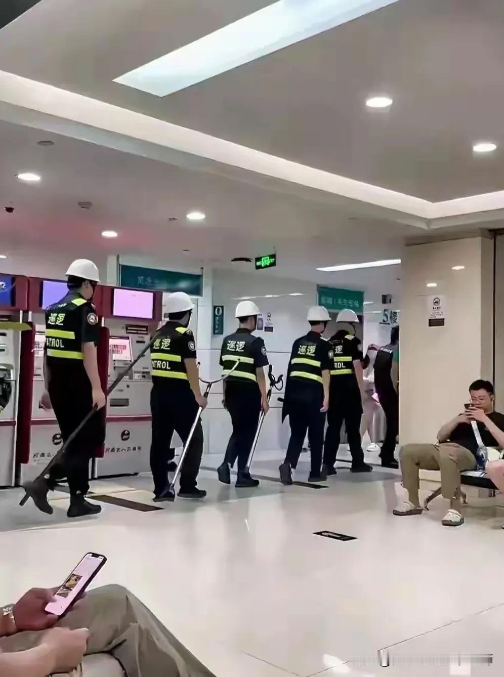 个人感觉医院里出现这种场景确实是耻辱。